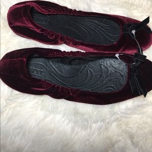 BORN WOMAN VELVET FLATS SHOES BURGUNDY SIZE 8.5M
